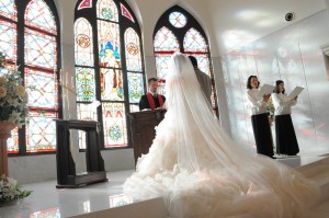 ゴールデンウィークの結婚式は普段と比べて安い?